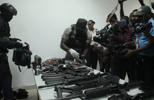 Armas y equipos incautados a pandillas se exhibieron ayer durante una rueda de prensa en la Dirección General de la Policía en Puerto Príncipe, Haití.