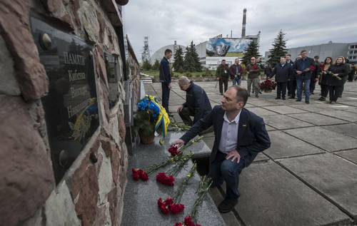 Trabajadores de la planta de energía nuclear de Chernóbil, Ucrania, depositaron flores ayer en el monumento en memoria de las víctimas del peor desastre nuclear de la historia, a 37 años de la tragedia. El presidente Volodymir Zelensky reiteró ayer su advertencia sobre la amenaza de una nueva catástrofe atómica por la guerra.