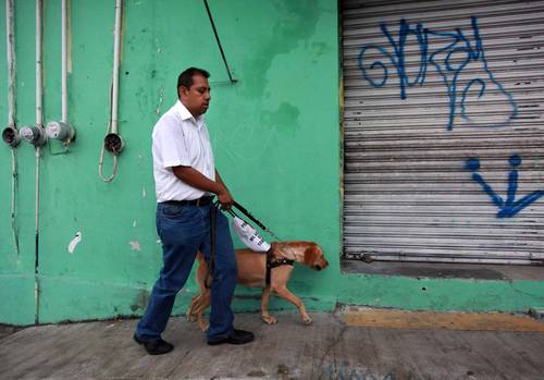 Iván y su cuidadora Daysi en una calle de Orizaba, Veracruz .