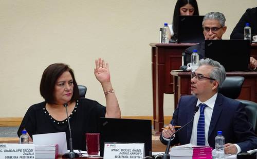 La consejera presidenta, Guadalupe Taddei, encabezó ayer la sesión extraordinaria en el Instituto Nacional Electoral. A su izquierda, Miguel Ángel Patiño, a cargo de la secretaría ejecutiva.