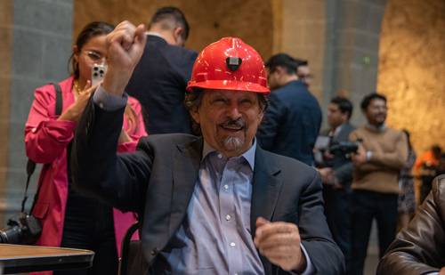 El senador Napoleón Gómez Urrutia celebra la aprobación de la reforma a la ley minera.