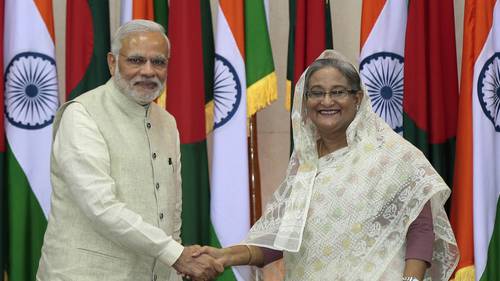 India y Bangladés acordaron realizar parte de sus transacciones bilaterales con sus respectivas monedas: rupia y taka. En la imagen, los primeros ministros de India, Narendra Modi, y de Bangladés, Sheikh Hasina, en un encuentro en Daca.