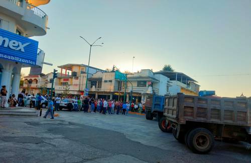 Personas que se identificaron como transportistas y trabajadores municipales, mantienen bloqueados los accesos a Ciudad Altamirano, en Guerrero, con camiones de carga, vehículos particulares y taxis.