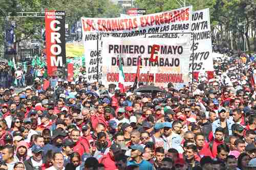 Integrantes de la Confederación Regional Obrera Mexicana se concentraron en avenida Juárez y Eje Central para marchar hacia el Zócalo.