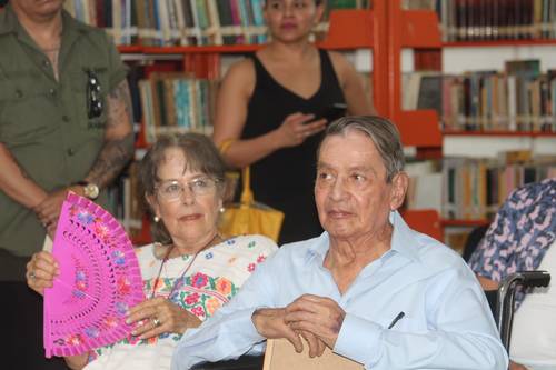 Participaron en la presentación dos de los hijos del narrador y los escritores Elsa Cross y Enrique Serna. Arriba, el autor de De perfil y su esposa.