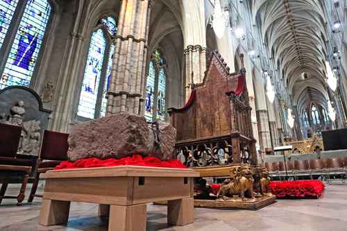  La Piedra del Destino en la abadía de Westminster, en Londres, tendrá un papel central en la ceremonia de este sábado. Foto Afp