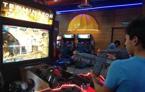 Sesión de videojuegos en un centro comercial. Imagen de archivo.