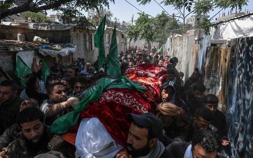Un ataque aéreo israelí en la franja de Gaza dejó un muerto y cinco heridos poco antes del anuncio de una tregua en las primeras horas de ayer para poner fin a 24 horas de hostilidades, indicaron fuentes palestinas. La escalada de violencia se desencadenó el martes tras el deceso de Khader Adnan, líder de Yihad Islámica que estaba en huelga de hambre desde el 5 de febrero en una prisión israelí. En la imagen, funeral de la víctima del lado palestino.