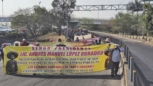 Cientos de ejidatarios de Morelos transitaron ayer por uno de los accesos a la Autopista del Sol, en la parte sur de Cuernavaca, en dirección a Palacio Nacional, en la Ciudad de México, a donde planean llegar este lunes.