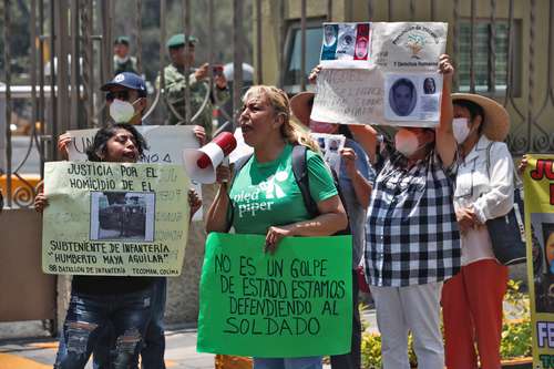 EXIGEN MEJORES CONDICIONES PARA LOS SOLDADOS. Manifestantes demandaron frente a la Sedena respeto al debido proceso para los elementos presos y que mejoren su capacitación y percepciones.