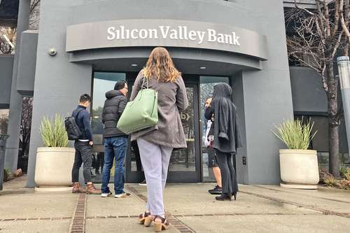 El pasado lunes 13 de marzo, clientes del Silicon Valley Bank acudieron a retirar su dinero, tras el colapso anunciado el viernes anterior.