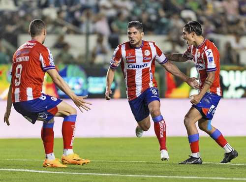 Javier Güemes (centro) celebra el segundo gol de los visitantes en el Nou Camp.