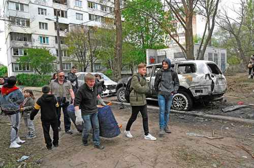 Los restos de un dron ruso derribado ayer causaron daños en un edificio de viviendas en Kiev, por lo que los vecinos tuvieron que sacar a la calle algunos muebles rotos por el impacto.