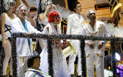  La artista con los cantautores Caetano Veloso y Gilberto Gil, en un desfile del carnaval de Brasil en 2012. Foto Afp