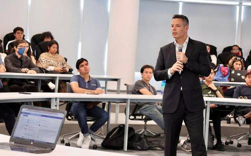 El ex gobernador de Oaxaca, Alejandro Murat Hinojosa, fue invitado ayer al Tecnológico de Monterrey campus Puebla para conversar con los estudiantes de las carreras de relaciones internacionales y de ciencias políticas.