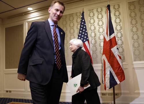 El ministro de Finanzas británico, Jeremy Hunt, y la secretaria del Tesoro de EU, Janet Yellen, después de la reunión del G-7 en Niigata.