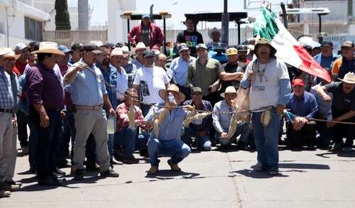 Campesinos mantienen un bloqueo en las instalaciones de Petróleos Mexicanos de Culiacán, en demanda de que se fije en 7 mil pesos el precio de la tonelada de maíz y en 8 mil la del trigo.