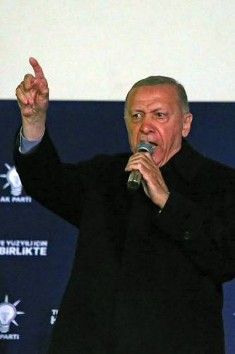  El presidente turco, Recep Tayyip Erdogan, pronuncia un discurso en la sede del Partido de la Justicia y Desarrollo, esta madrugada en Ankara. Foto Ap