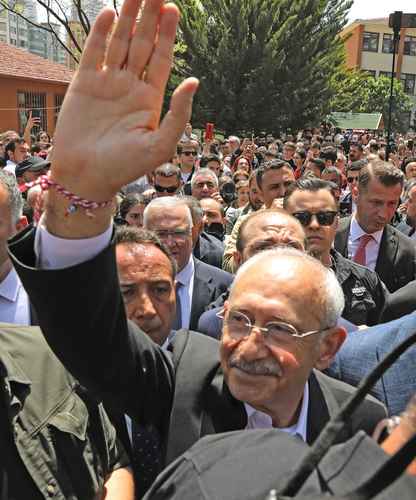  Kemal Kilicdaroglu, de 74 años, candidato que representa a una alianza de partidos opositores en el Partido Popular Republicano, saluda a sus seguidores, ayer, en un colegio electoral en la capital turca. Foto Ap