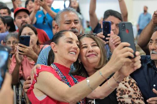 La jefa de Gobierno capitalino, Claudia Sheinbaum, visitó ayer Hermosillo, Sonora, para ofrecer una conferencia con el gobernador del estado Alfonso Durazo, donde fue arropada por simpatizantes con quienes se tomó fotografías.