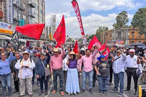 Integrantes de la CNTE realizaron una marcha desde San Cosme hasta el Zócalo, donde hicieron un mitin.
