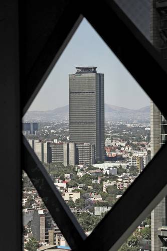 Pemex y América Móvil son los corporativos mexicanos con mayores vencimientos en el corto plazo, reportó Moody’s. En diciembre del año pasado la primera tenía 32 mil millones de dólares en obligaciones a vencer en los próximos 24 meses y la segunda 9 mil millones.