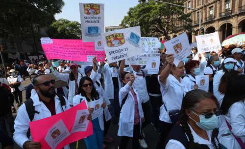 Trabajadores del sector salud se manifestaron ayer para exigir programas de basificación, lo que impidió que los ministros llegaran al edificio de la Suprema Corte.