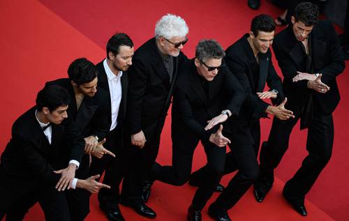 De izquierda a derecha, George Steane, José Condessa, Anthony Vaccarello, Almodóvar, Ethan Hawke, Jason Fernández y Manu Ríos, a su llegada a la proyección de la cinta.