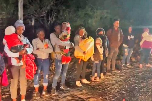 Imagen de algunos de los 33 migrantes rescatados la madrugada de este jueves en San Luis Potosí. El lunes se reportó que un grupo criminal plagió a 50.