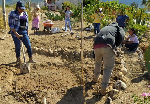 Habitantes de Xaagá, Mitla, Oaxaca, en taller participativo de huerto comunitario.  REDESSO 2020