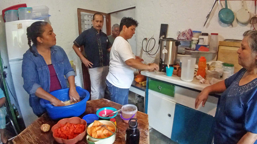 Elaboración de tortillas de nopal.  Celina Valadez