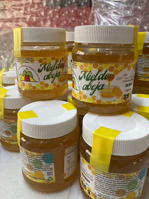 Venta de miel envasada, como parte de la estrategia de diversificacion comercial.  Víctor González