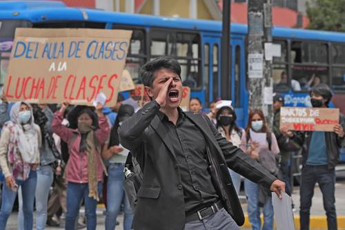 Los jóvenes protestaron en Quito y reprocharon que el mandatario disolviera el Parlamento, el cual analizaba llevarlo a juicio político por malversación de fondos públicos.