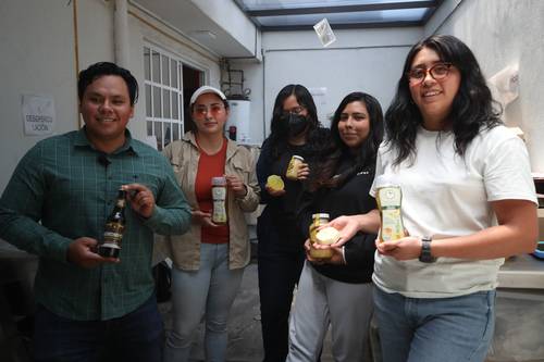 Los integrantes de la cooperativa Milén muestran con orgullo la hidromiel y otros productos. Foto Yazmín Ortega Cortés