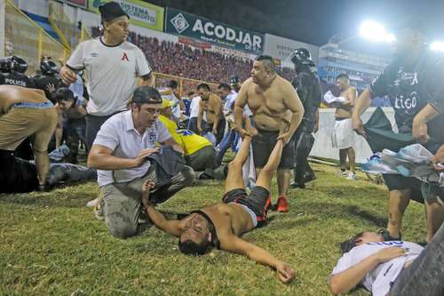 La tragedia ocurrió en el estadio Cuscatlán, en San Salvador, durante el partido entre los clubes Alianza y el Deportivo FAS. Se reportan 20 heridos como graves.