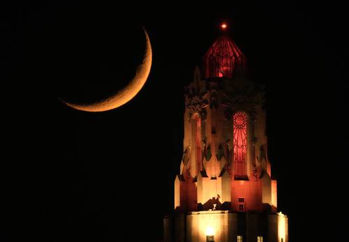 Noche apacible en el centro de Kansas City, en Misuri, donde la torre Power and Light, construida en 1931, resalta por su estilo art déco.