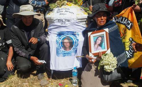 La Fiscalía de Perú abrió esta semana una investigación contra la presidenta Dina Boluarte por los fallecidos en las movilizaciones. En imagen del 11 de enero pasado en Ayacucho, deudos claman justicia contra las fuerzas del orden.