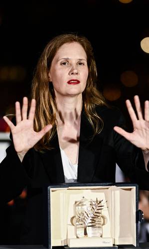  Ceremonia de clausura de la 76 edición del Festival de Cannes. La directora francesa Justine Triet, quien ganó la Palma de Oro por Anatomie d’une chute (Anatomía de una caída). Foto Afp