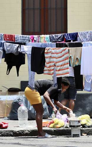 Cientos de migrantes continúan en la Plaza Giordano Bruno, en la colonia Juárez, en espera de respuesta a sus peticiones ante la Comisión Mexicana de Ayuda a Refugiados.