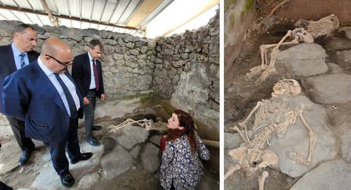 El ministro de Cultura italiano, Gennaro Sangiuliano (en primer plano), encabezó un recorrido en el área arqueológica de Pompeya, donde se hallaron los restos de dos adultos, probablemente mujeres, y un niño de entre 3 y 4 años de edad.