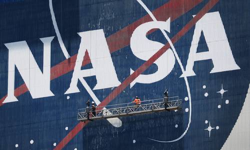 Trabajadores hacen preparativos en las instalaciones del Centro Espacial Kennedy antes de la reunión de astronautas y otros expertos espaciales.