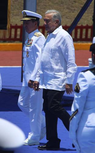 El presidente Andrés Manuel López Obrador y el secretario de Marina, José Rafael Ojeda Durán, en la Región Naval de Tampico, en el festejo por el Día de la Marina.