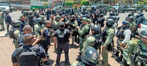 Agentes de la Guardia Civil de Michoacán y elementos del Ejército y de la Guardia Nacional, ayer, durante un operativo en el tramo carretero que comunica la cabecera municipal de Los Reyes con la ciudad de Uruapan, en el cual detuvieron a cuatro personas.