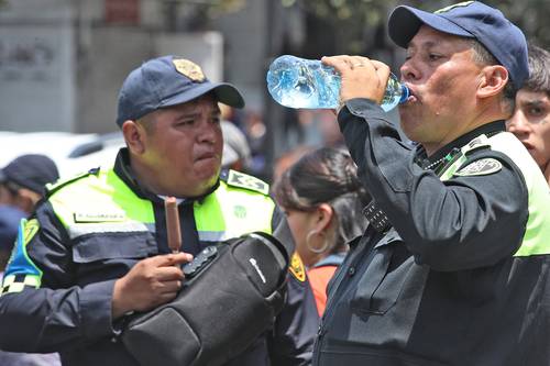Los capitalinos buscan mitigar la ola de calor que se siente en gran parte del país y afecta a la Ciudad de México con temperaturas que podrían superar 30 grados.