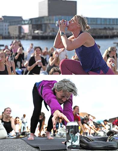 La instructora Anne Lund bebe cerveza en el Beer Yoga event en Copenhague. Durante las sesiones se levantan vítores cuando un yogui logra mantener el equilibrio sobre una pierna con la lata en la cabeza.