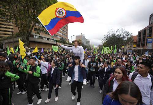 Movilización ayer en calles de Bogotá para externar solidaridad con el primer gobierno progresista de Colombia, encabezado por el presidente Gustavo Petro, de la coalición Pacto Histórico.