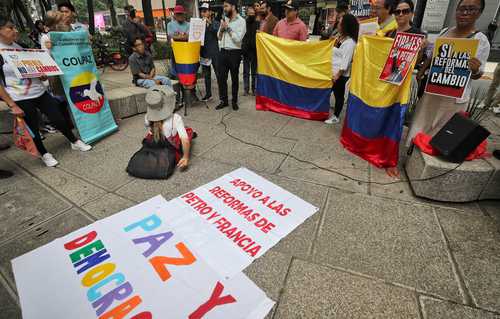 Decenas de colombianos se reunieron ayer afuera de la embajada de su país en la CDMX, en apoyo al presidente Gustavo Petro. Al centro, con el micrófono, el embajador Moisés Ninco Daza.