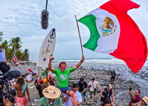 Alan Cleland se convirtió en el segundo mexicano en coronarse como campeón mundial de surf al imponerse en los World Surfing Games de El Salvador. Con el triunfo, también consiguió su pase a los Juegos Panamericanos de Santiago 2023. En una competencia que se vio afectada por una intensa lluvia y relámpagos, el tricolor se llevó la medalla de oro con una calificación de 9.73 puntos. Hasta ahora, el único tricolor que había sido campeón del mundo era el oaxaqueño Jhony Corzo, quien ganó en 2017.