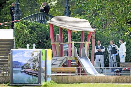 Fuerzas de seguridad mantuvieron un operativo de vigilancia en el parque de juegos infantiles que fue escena del crimen en Annecy, en los Alpes franceses.