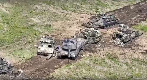 Vehículos militares ucranios son repelidos por Moscú, según la imagen tomada de un video difundido por el servicio de prensa del Ministerio de Defensa ruso.